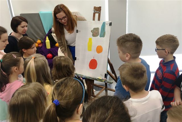 Madalena Piekorz z uczestnikami wernisażu