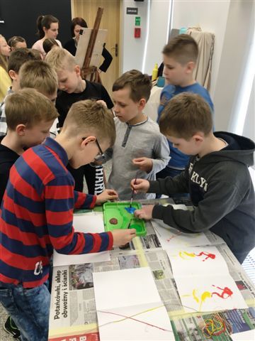Najmłodsi uczestnicy wernisażu podczas tworzenia własnych prac