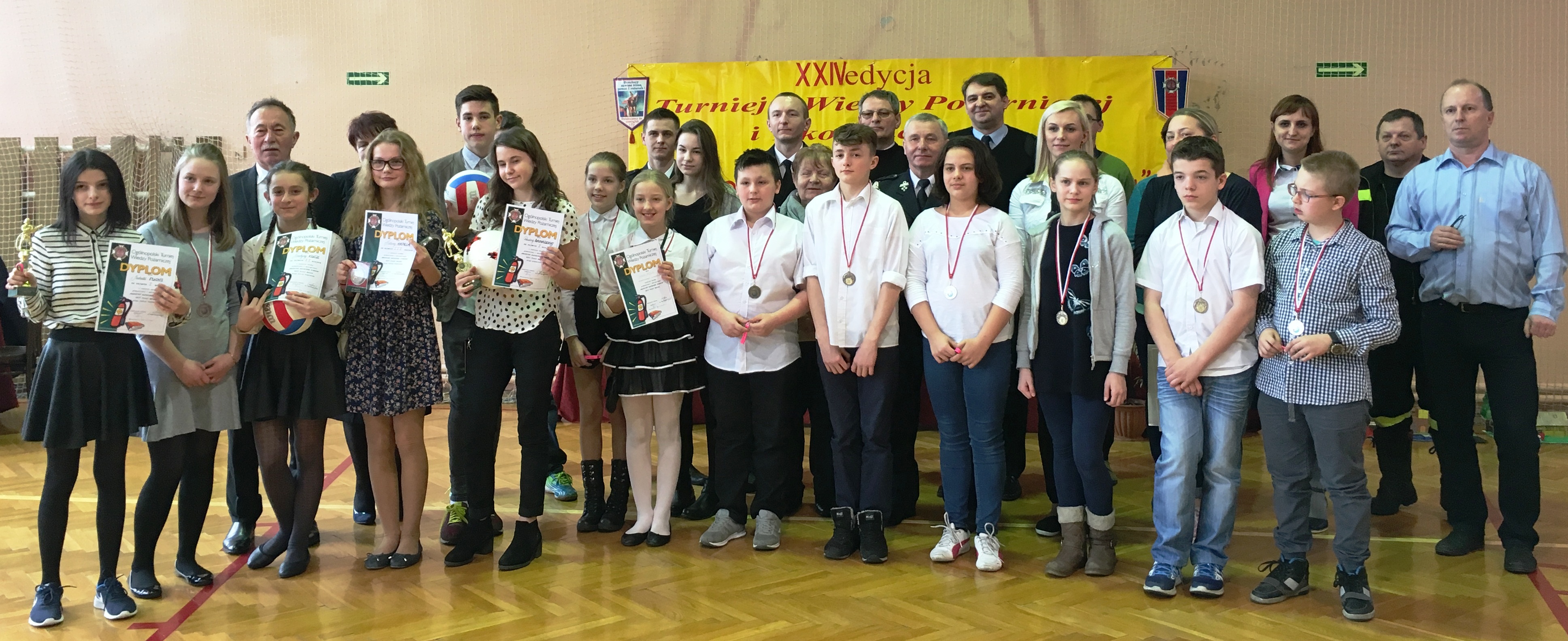 Uczestnicy i organizatorzy XXIV Turnieju Wiedzy Pożarnico-Ekologicznej